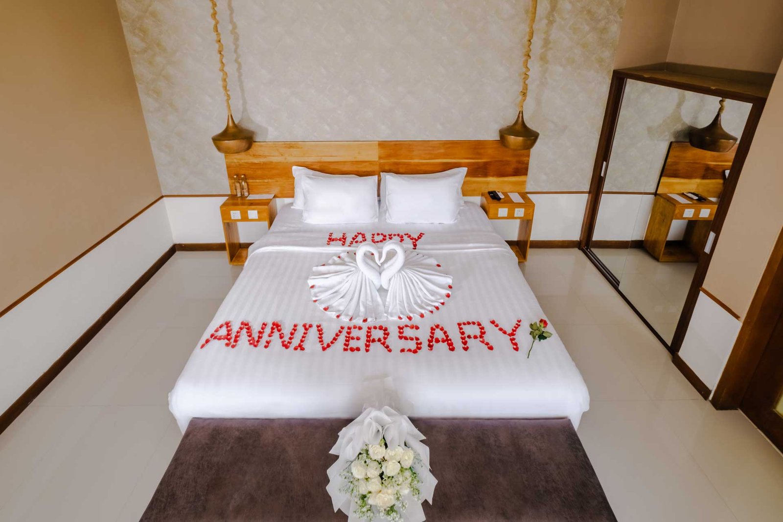 happy-anniversary-bedroom-decor