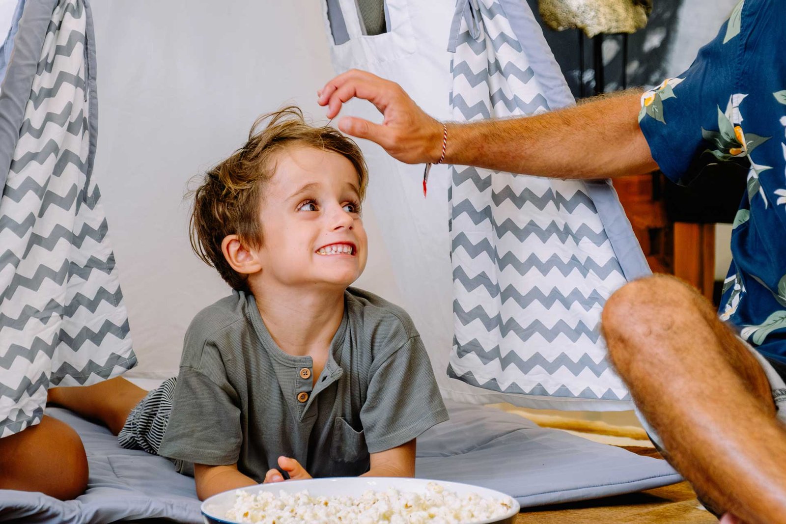 kid-inside-tent-treat